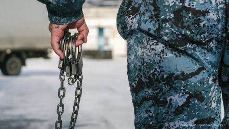 "Опасны и вооружены". Объявление о "побеге" заключенных рассылают казахстанцы