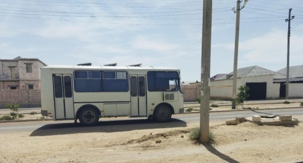«Как в консервной банке»: Жители пригорода Актау просят обновить автобусы