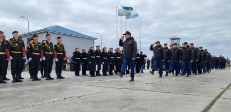 В Актау около ста матросов Военно-морских сил простились с боевым знаменем части