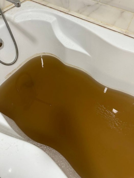 «Нефть» из крана: жители Актау жалуются на грязную воду