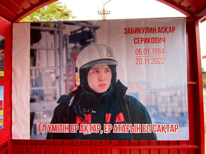 В Актау введена в эксплуатацию остановка в виде пожарного автомобиля