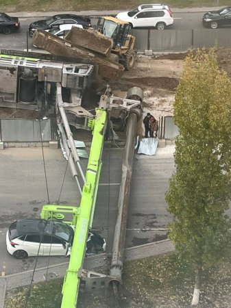 ЧП на стройке LRT: сваебой раздавил машину в Астане 