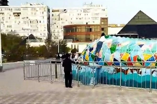 Ограждение у «Осетра» не останавливает отдыхающих в Актау