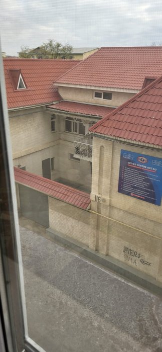 Жители дома №120 в 3 микрорайоне возмущены соседством с наркологической клиникой