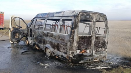 "Газель" со школьниками загорелась на трассе в Костанайской области