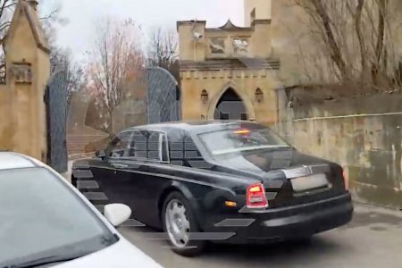 Алла Пугачева вернулась в Россию поездом и без Галкина. Что ждет певицу на родине?