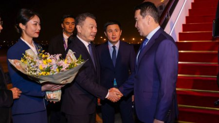 Алихан Смаилов прибыл с рабочим визитом в Китай: о чем будут переговоры
