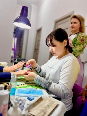 Через трудности - к мечте: глухонемая 17-летняя Карина Пахомова из Актау работает мастером салона красоты