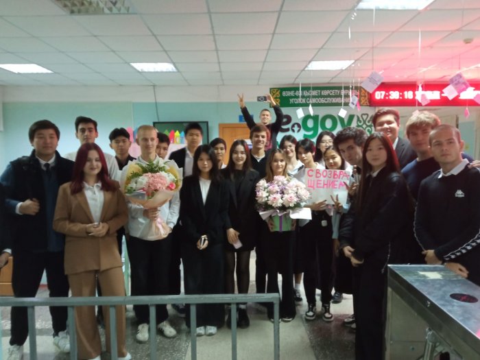 Школьники встретили уволенного учителя школы №1 в Актау с цветами и аплодисментами