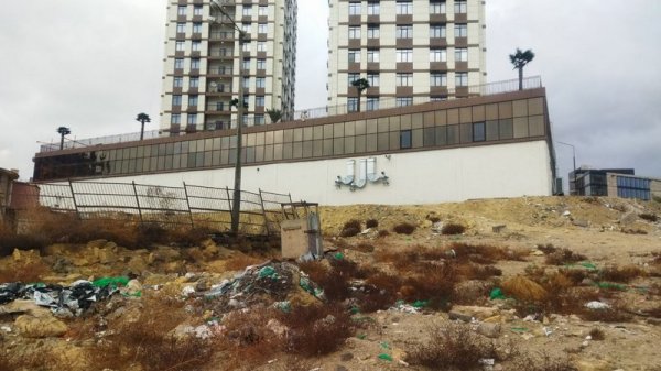 Свалка после стройки ЖК: Кто будет разгребать мусор в Актау