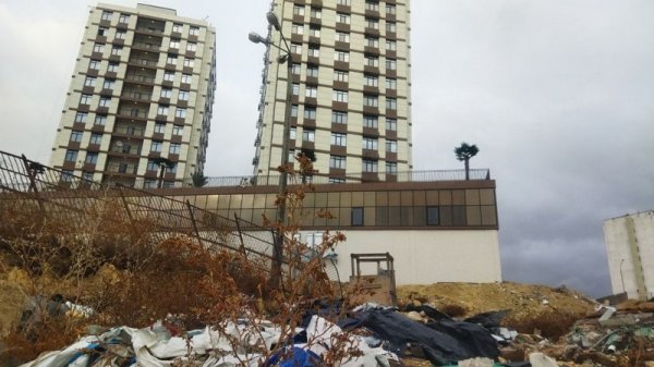 Свалка после стройки ЖК: Кто будет разгребать мусор в Актау
