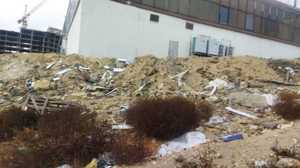 Свалка после стройки ЖК: Кто будет разгребать мусор в Актау