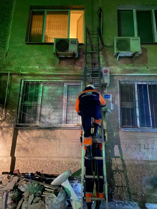 Восьмерых детей вызволили из запертых квартир за неделю спасатели Актау