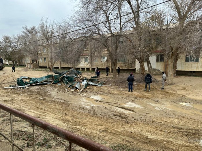 Поврежденные ветром кровли двух жилых домов в селе Боранкул пообещали восстановить