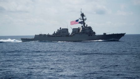 Китайские военные прогнали вторгшийся в чужие территориальные воды эсминец США 