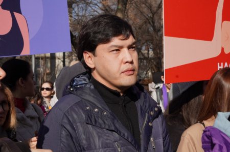 Брат Салтанат Нукеновой выступил с эмоциональной речью на митинге в Алматы