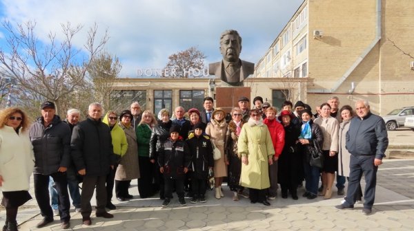 Цветы возложили к бюсту бывшего директора ПГМК в Актау Рубена Григоряна