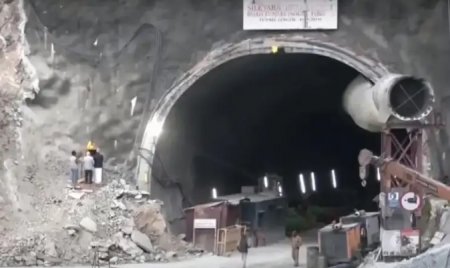 Обрушение туннеля в Индии: спасатели наконец добрались до запертых под завалами рабочих