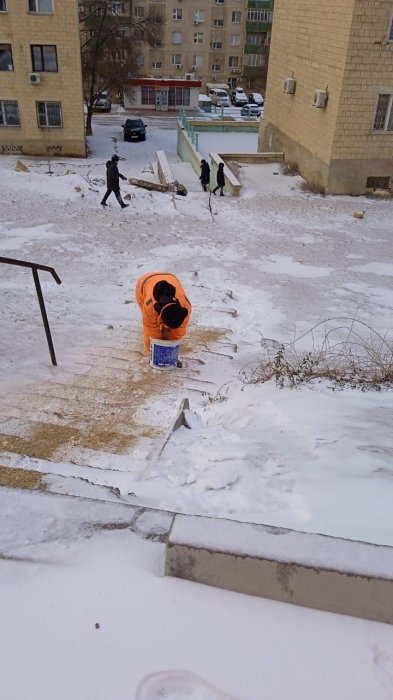 Внутри микрорайонов Актау ведутся работы по посыпке дорог песчано-соляной смесью