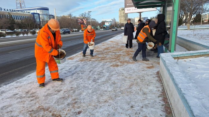 Внутри микрорайонов Актау ведутся работы по посыпке дорог песчано-соляной смесью