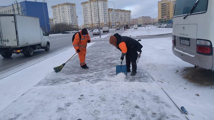 Внутри микрорайонов Актау ведутся работы по посыпке дорог песчано-соляной смесью
