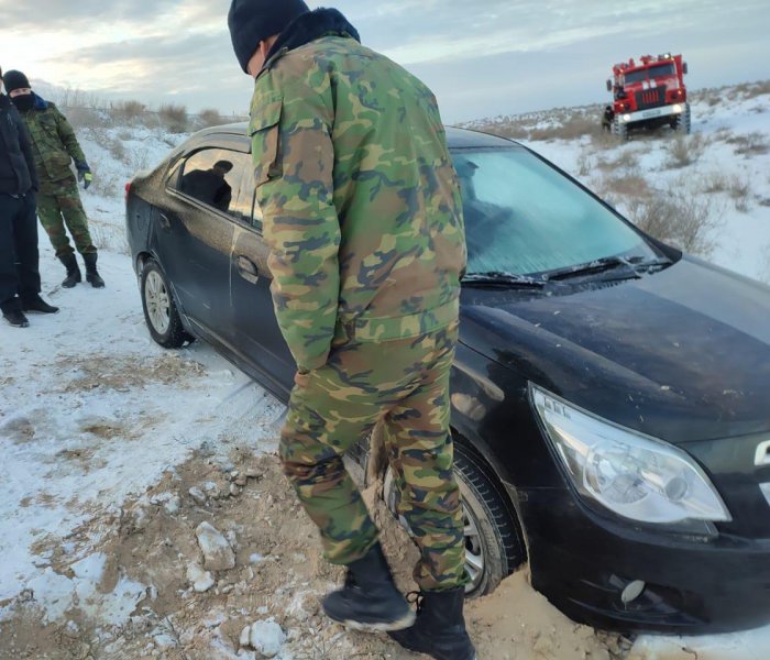 На обледеневшей трассе Курык-Актау спасатели эвакуировали семь человек