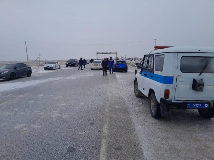 Застрявшим на дороге водителям и пассажирам помогли жители села Сай-Отес