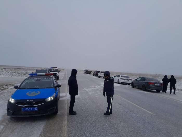 Застрявшим на дороге водителям и пассажирам помогли жители села Сай-Отес