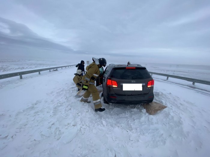 Спасатели эвакуировали 12 человек из снежного плена на трассе в Мангистау