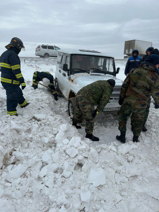 Спасатели эвакуировали 12 человек из снежного плена на трассе в Мангистау