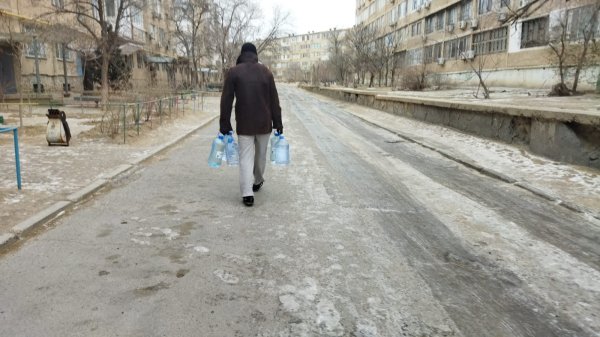 Мы вынуждены покупать бутыли: жители дома в 11 микрорайоне Актау пожаловались на отсутствие питьевой воды
