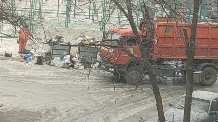 Жители Актау пожаловались  на переполненные мусорные баки