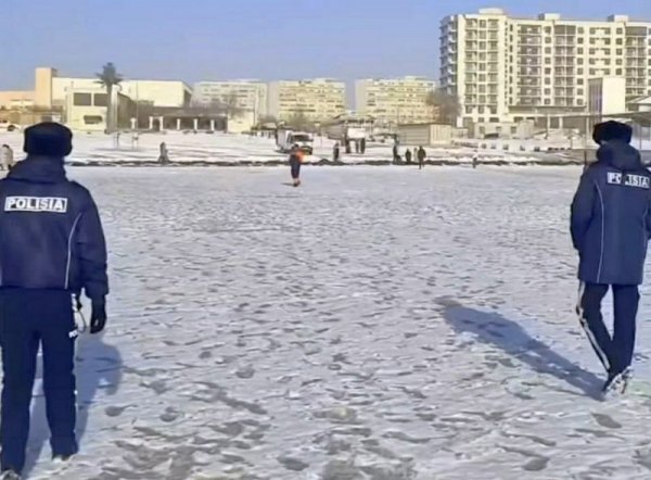 «Каток» на замерзшем Каспии в Актау: на месте дежурит полиция