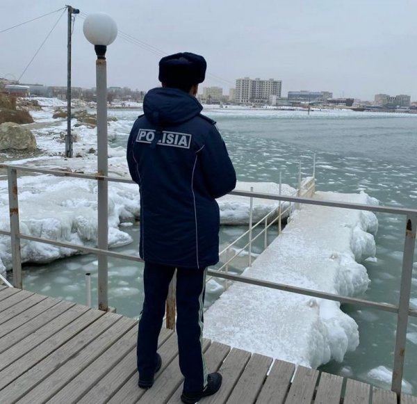 «Каток» на замерзшем Каспии в Актау: на месте дежурит полиция