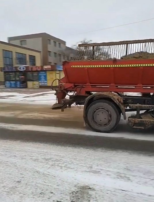 Потребовалось 18 кубометров песка и 29 тонн соли: в Актау посыпают дороги