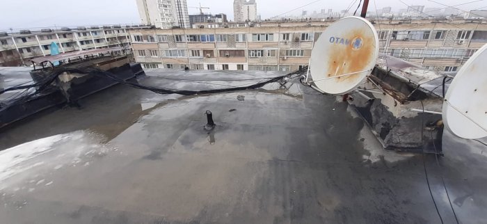 Потоп с потолка: жители 5 микрорайона жалуются на протекающую крышу в жилом доме №28