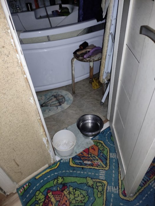 Потоп с потолка: жители 5 микрорайона жалуются на протекающую крышу в жилом доме №28