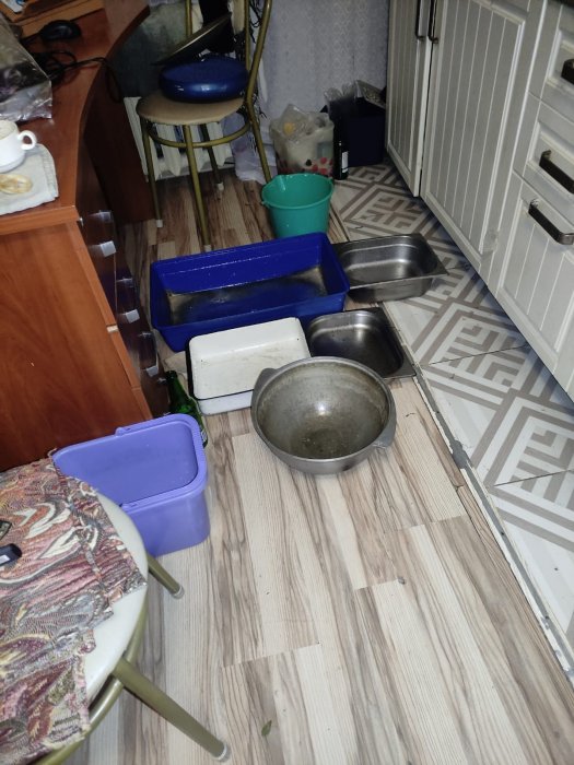 Потоп с потолка: жители 5 микрорайона жалуются на протекающую крышу в жилом доме №28