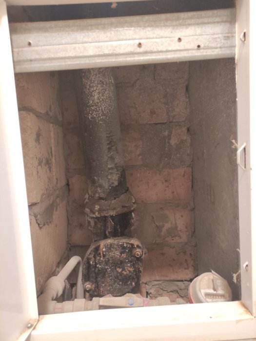 Потоп с потолка: жители 5 микрорайона жалуются на протекающую крышу в жилом доме №28