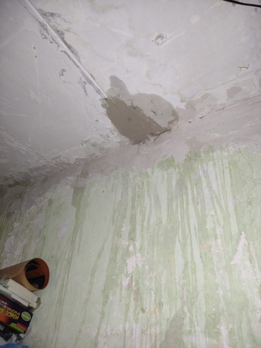 Потоп с потолка: жители 5 микрорайона жалуются на протекающую крышу в жилом доме №28