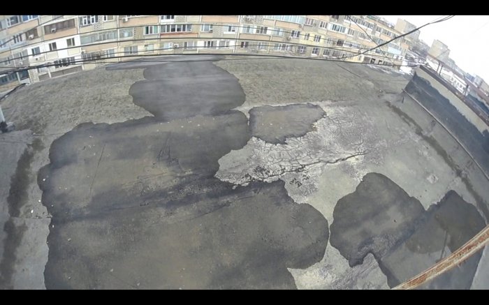 Потоп с потолка: жители 5 микрорайона жалуются на протекающую крышу в жилом доме №28