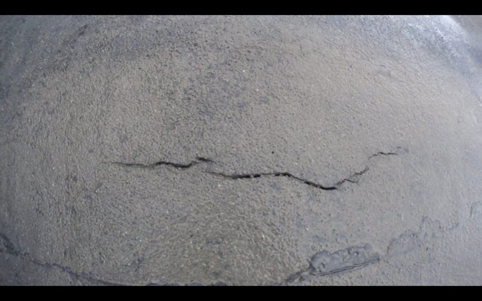 Потоп с потолка: жители 5 микрорайона жалуются на протекающую крышу в жилом доме №28