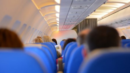 Зачем мужчина открыл дверь в самолете рейса Шымкент-Алматы, рассказали в авиакомпании