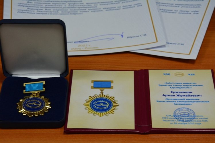 Работникам АО «МРЭК» вручены профессиональные награды ко Дню энергетика