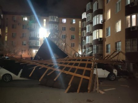 Крышу детского сада снесло ветром на припаркованные автомобили в Актау
