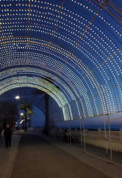 Светодиодная арка в Актау за 23 миллиона тенге требует ремонта