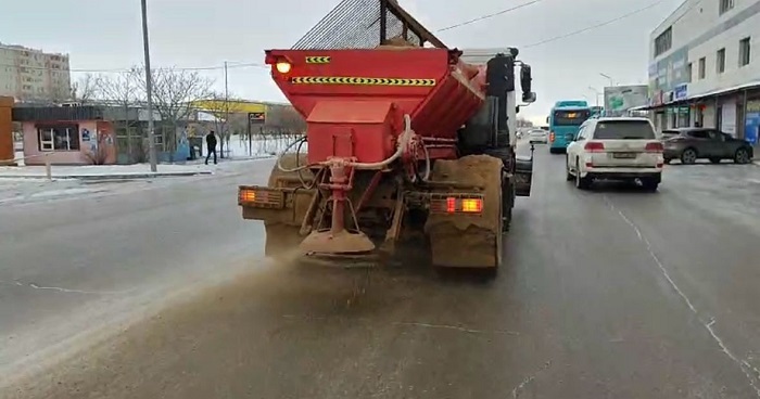Акимат: в Актау дороги засыпали смесью песка и соли
