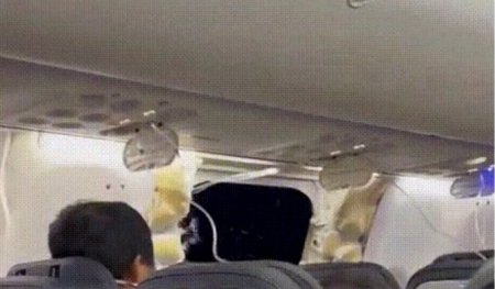 Часть пассажирского самолета оторвалась во время полета в США