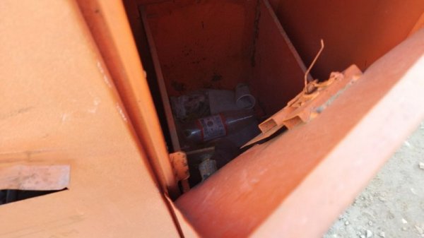 Жители Актау пожаловались на состояние контейнеров для ламп и батареек