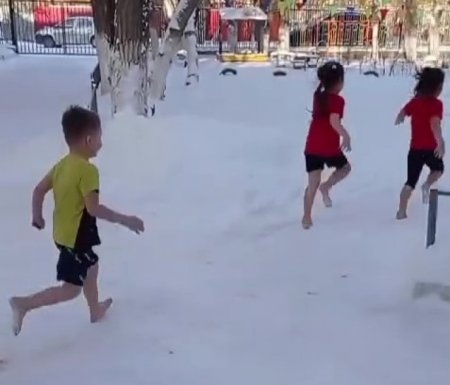 Босиком по снегу: видео из детского сада обсуждают казахстанцы     